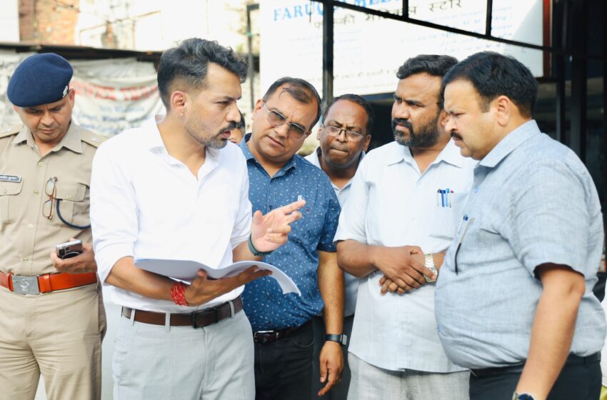  आढ़त बाजार/तहसील चौक सड़क चौड़ीकरण परियोजना कार्य प्रगति का डीएम ने किया स्थलीय निरीक्षण।