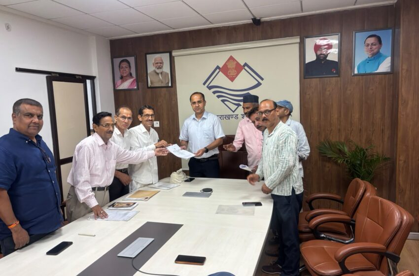  उत्तराखण्ड राज्य आंदोलनकारी सम्मान परिषद के उपाध्यक्ष सुभाष बड़थ्वाल ने गृह सचिव शैलेश बगोली के साथ बैठक की।