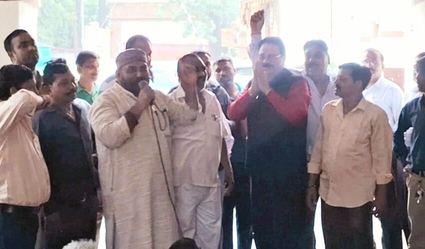  अशोक वर्मा ने सफाई कर्मचारी यूनियन के धरना स्थल पर पहुंचकर किया संबोधित।