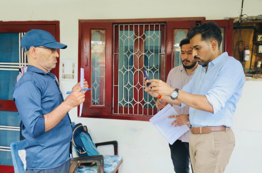  मतदाता सूची पुनरीक्षण की जमीनी पड़ताल को ग्राउंड जीरो पर उतरे डीएम।