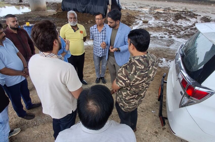  दिल्ली-देहरादून आर्थिक कॉरिडोर से जुड़ी 12 किमी ग्रीनफील्ड बाईपास परियोजना का डीएम ने किया निरीक्षण।