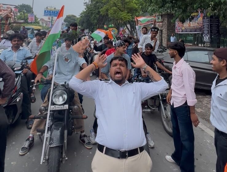  स्वतंत्रता दिवस पर डी.ए.वी. पीजी कॉलेज के छात्र नेता अमित सिंह के नेतृत्व में देशभक्ति रैली आयोजित की गई।