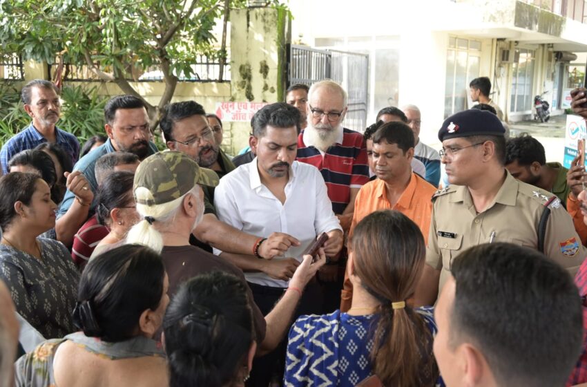  सीमाद्वार में जलभराव पर डीएम सख्त, नगर निगम को 24 घंटे में सफाई और डिवाटरिंग के निर्देश।