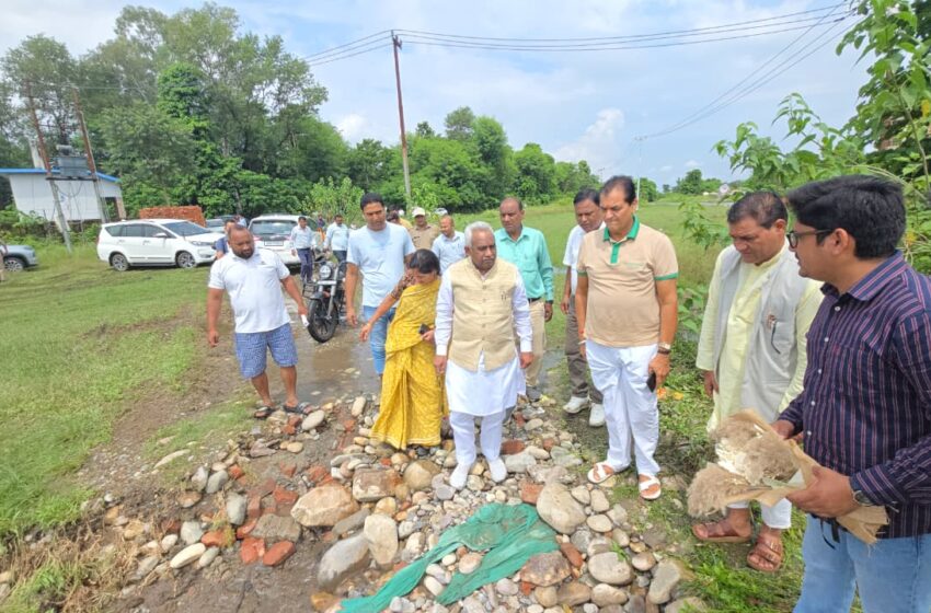  बाढ़ प्रभावित क्षेत्रों का मंत्री और विधायक ने किया स्थलीय निरीक्षण।