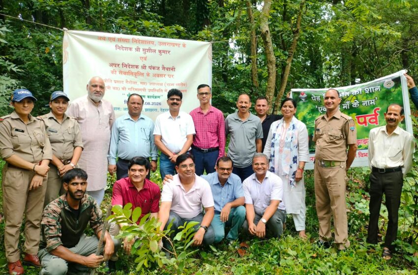  मा० उपाध्यक्ष ज्योति प्रसाद गैरोला एवं निदेशक, अर्थ एवं संख्या सुशील कुमार ने पौधारोपण किया।