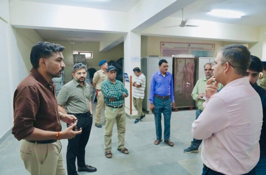  डीएम ने राजनीतिक दलों के प्रतिनिधियों के साथ ईवीएम वेयरहाउस का किया निरीक्षण।