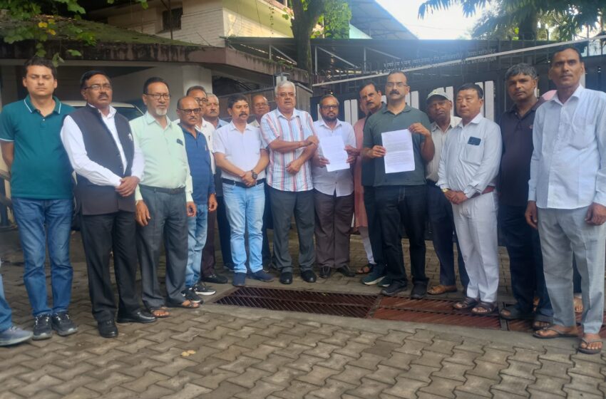  प्रमुख विपक्षी दल के नेता और जन संगठनों के प्रतिनिधि जिलाधिकारी देहरादून के कार्यालय पर ज्ञापन सौंपा।
