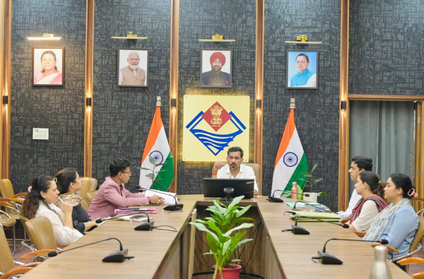  जिलाधिकारी डॉ. आशीष चौहान ने वन एवं राजस्व विभाग के अधिकारियों के साथ महत्वपूर्ण बैठक की।