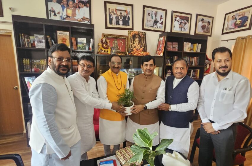  देश के पहले लेखक गाँव पहुँचे शाहनवाज हुसैन।
