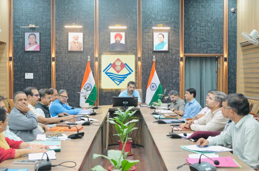  जिलाधिकारी ने जनपद स्तर पर संचालित योजनाओं एवं कार्यक्रमों की प्रगति की समीक्षा की।