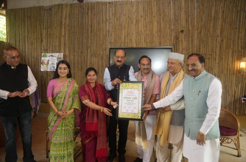  लेखक गाँव में पर्यावरण प्रहरी सम्मान-2026 का आयोजन किया गया।