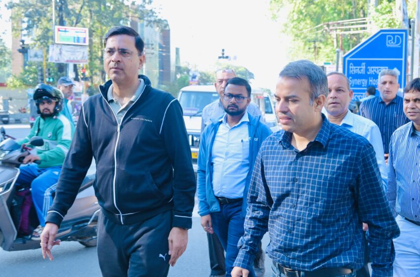  मुख्यमंत्री के निर्देशों पर सड़क सुधार कार्यों की पड़ताल करने तड़के मैदान में उतरे सचिव लोक निर्माण विभाग पंकज कुमार पांडेय।