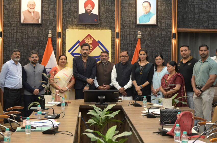  देहरादून में जिला योजना समिति के नवनिर्वाचित सदस्यों को मिले प्रमाण पत्र।