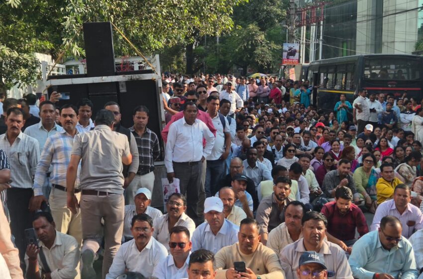  उत्तराखंड राज्य प्राथमिक शिक्षक संघ के बैनर तले देहरादून में शिक्षकों की महाआक्रोश रैली निकाली।